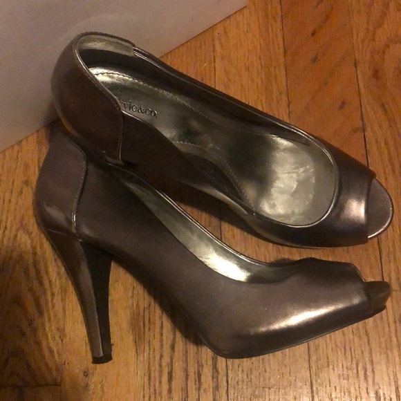 Style & Co Silver Peep-toe Pumps - Picture 3 of 3